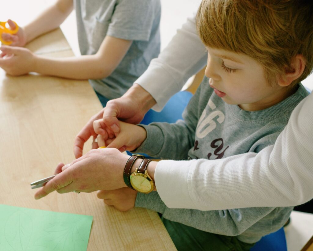 Πώς θα βοηθήσουμε τα παιδιά να μάθουν να κόβουν με το ψαλίδι